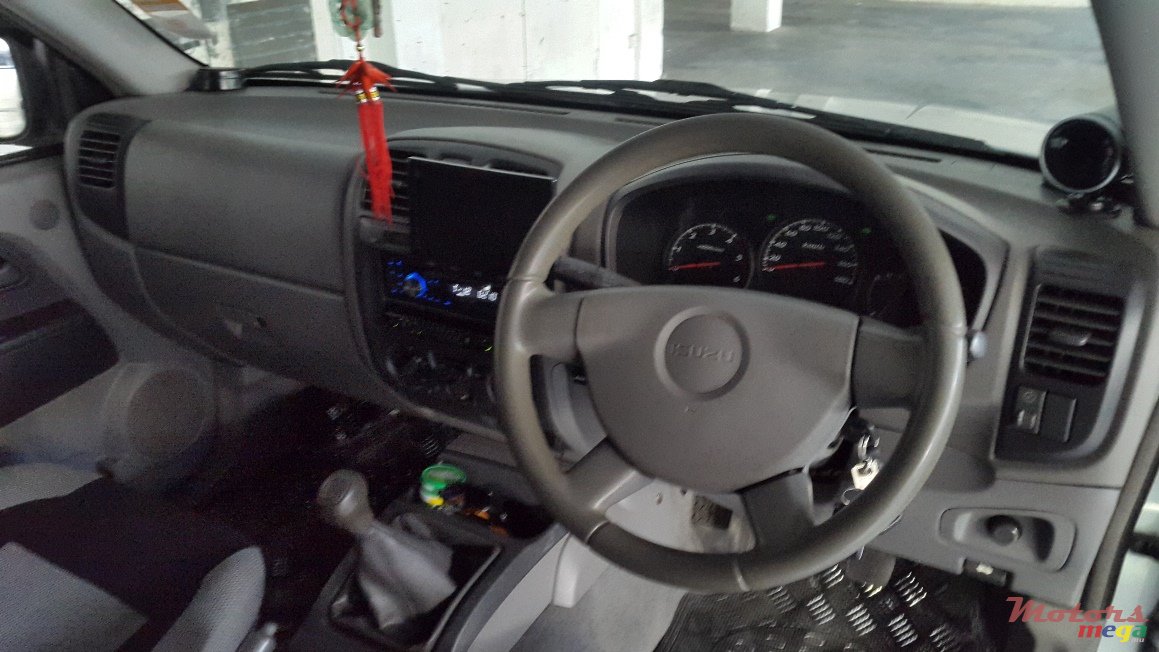 2004' Isuzu KB Series LS photo #5