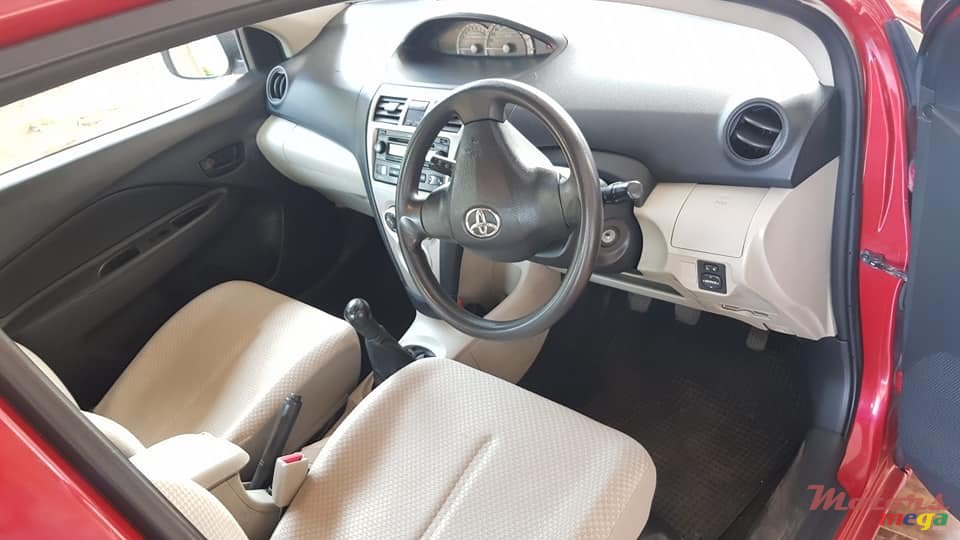 2007' Toyota Yaris Sedan photo #4