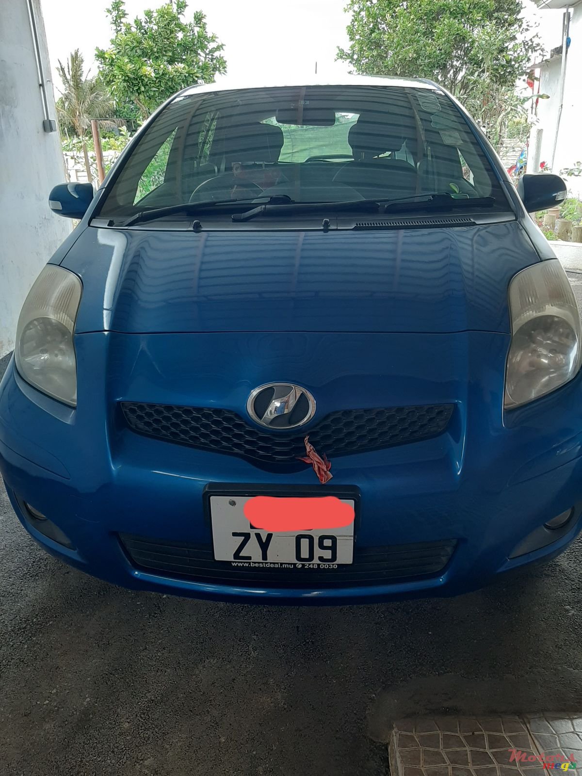2009' Toyota Vitz photo #2