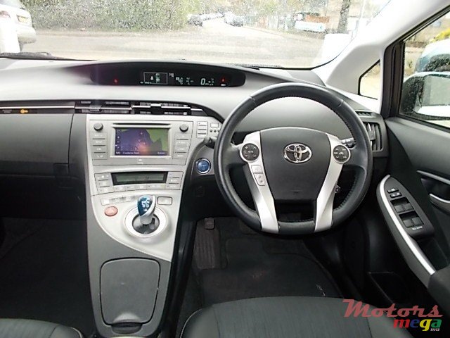 2014' Toyota Prius Plug-in Hybrid photo #5