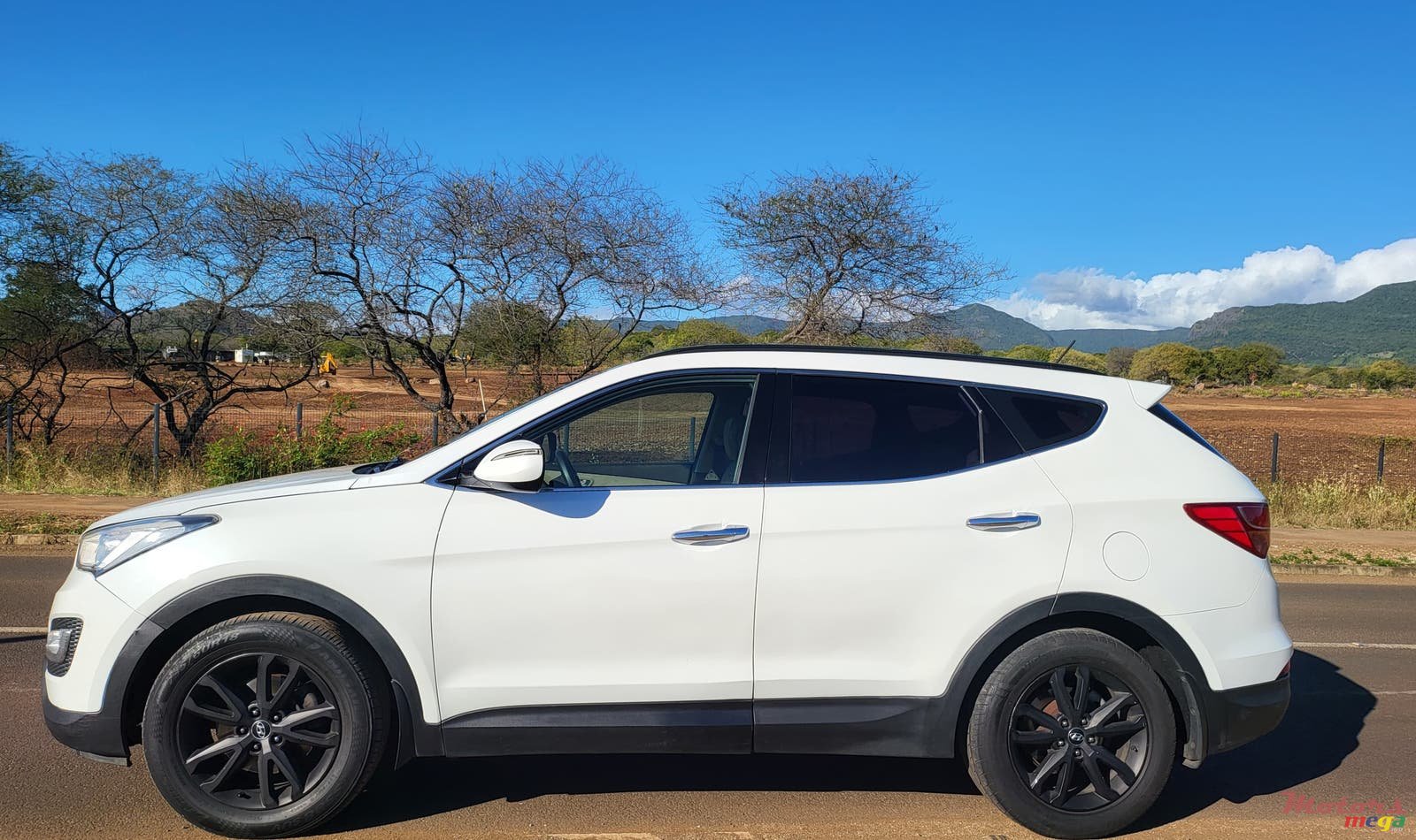 2014' Hyundai Santa Fe photo #3