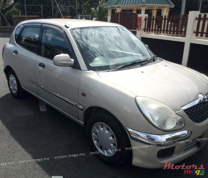 2002' Toyota Duet photo #2