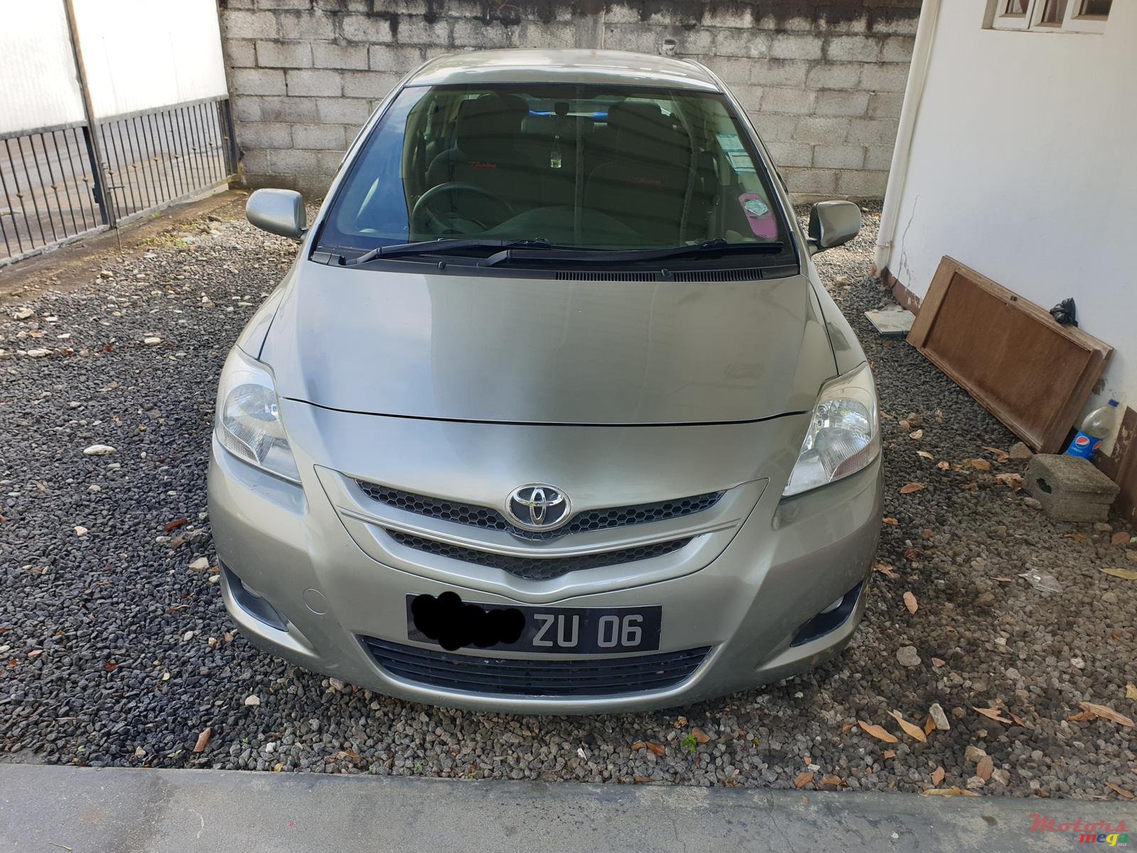 2006' Toyota Yaris Belta photo #1