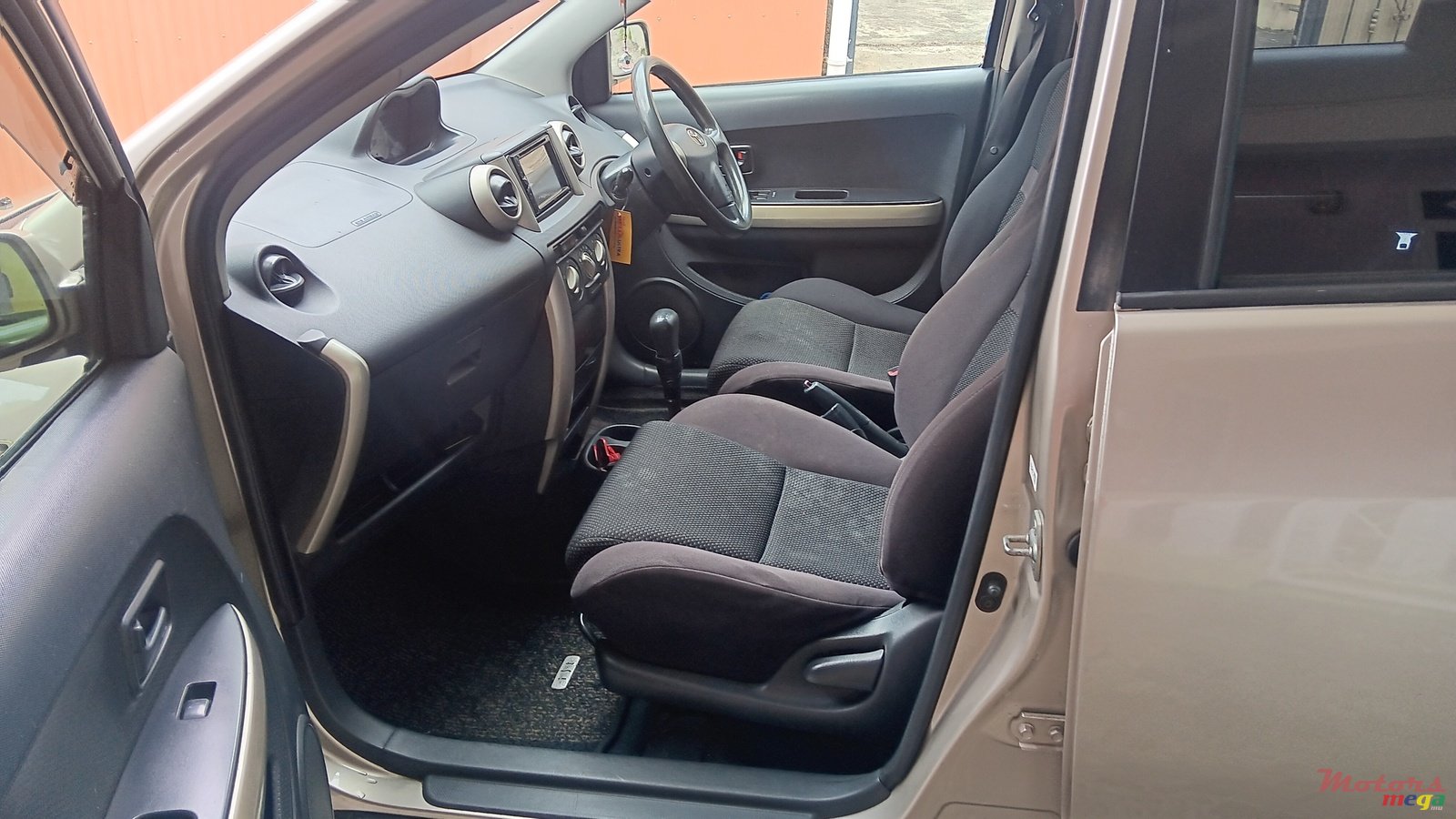 2002' Toyota Ist photo #4