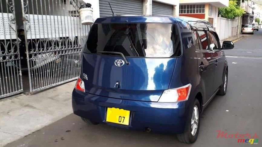 2007' Toyota Scion Bb photo #2