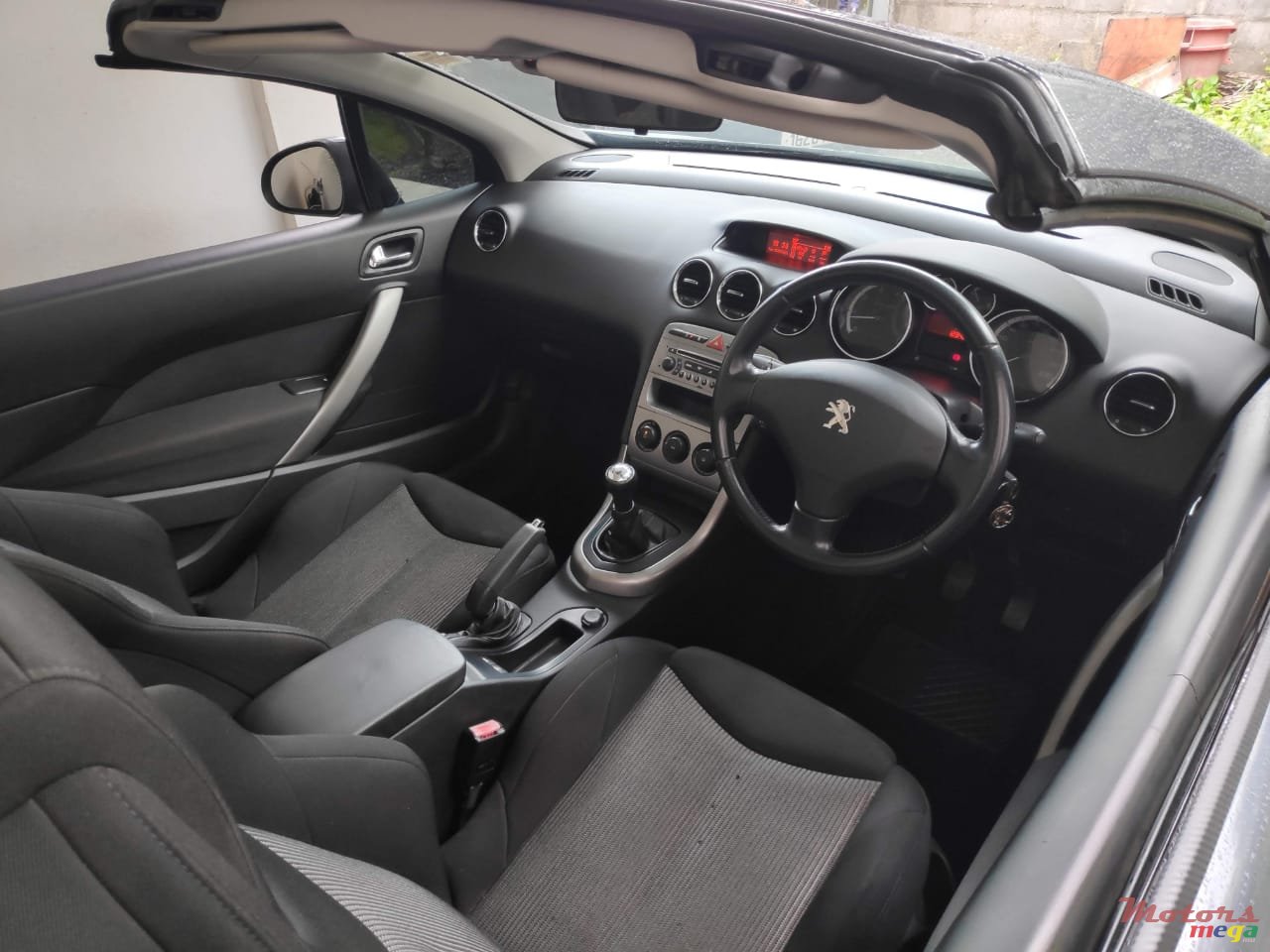 2012' Peugeot 308 Coupe Cabriolet photo #1