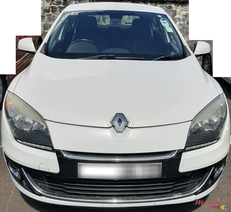 2013' Renault Megane Hatchback photo #1
