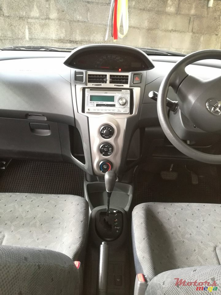 2009' Toyota Vitz photo #3