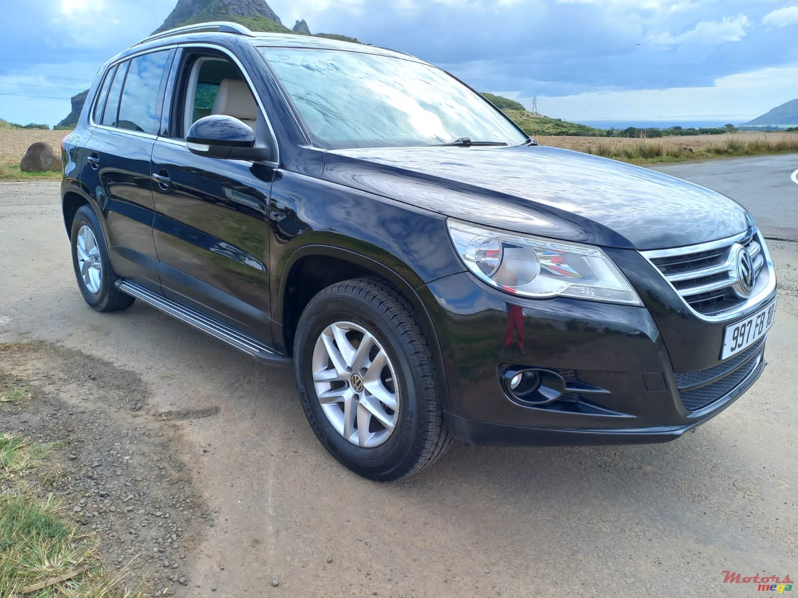 2010' Volkswagen Tiguan photo #2