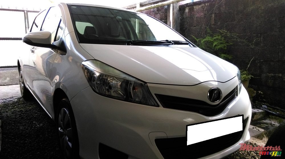 2011' Toyota Vitz photo #3