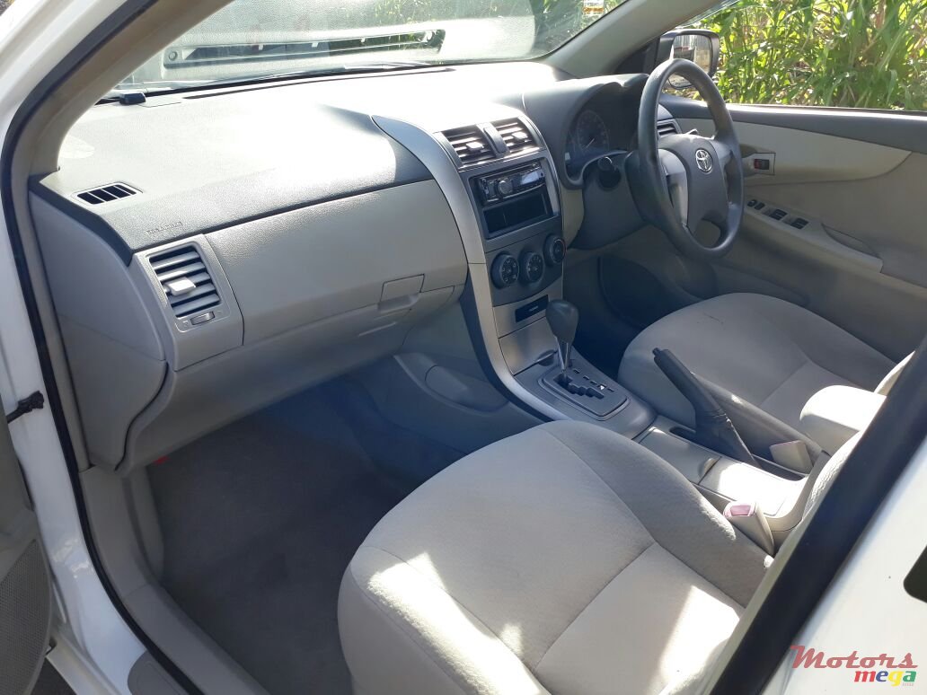 2009' Toyota Axio photo #2