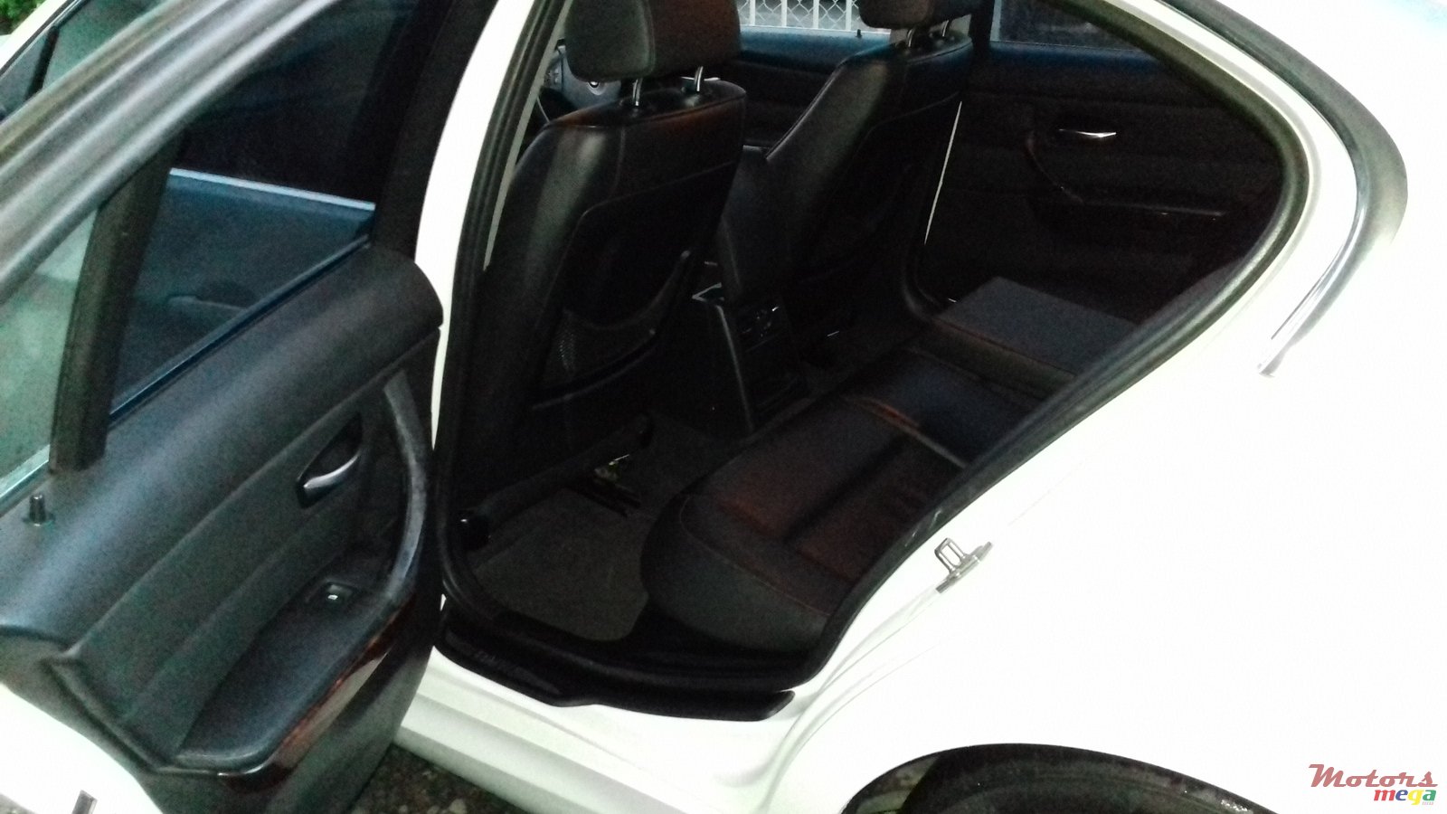 2011' BMW 320 photo #7