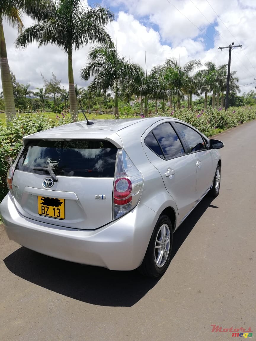 2013' Toyota Aqua hybrid photo #2