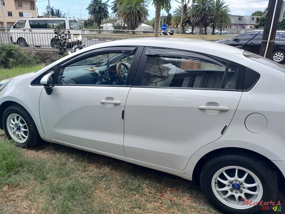 2015' Kia Rio photo #2