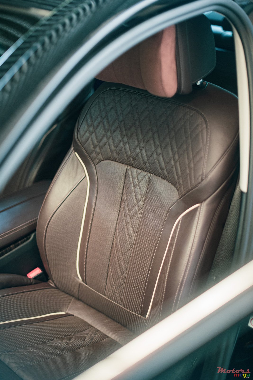 2020' BMW 5 Series 530E photo #5