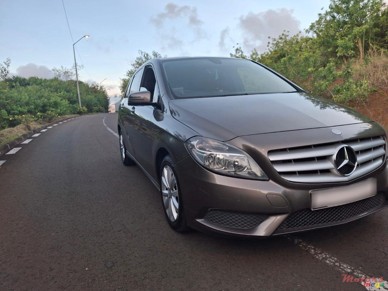 2012' Mercedes-Benz 180 photo #2