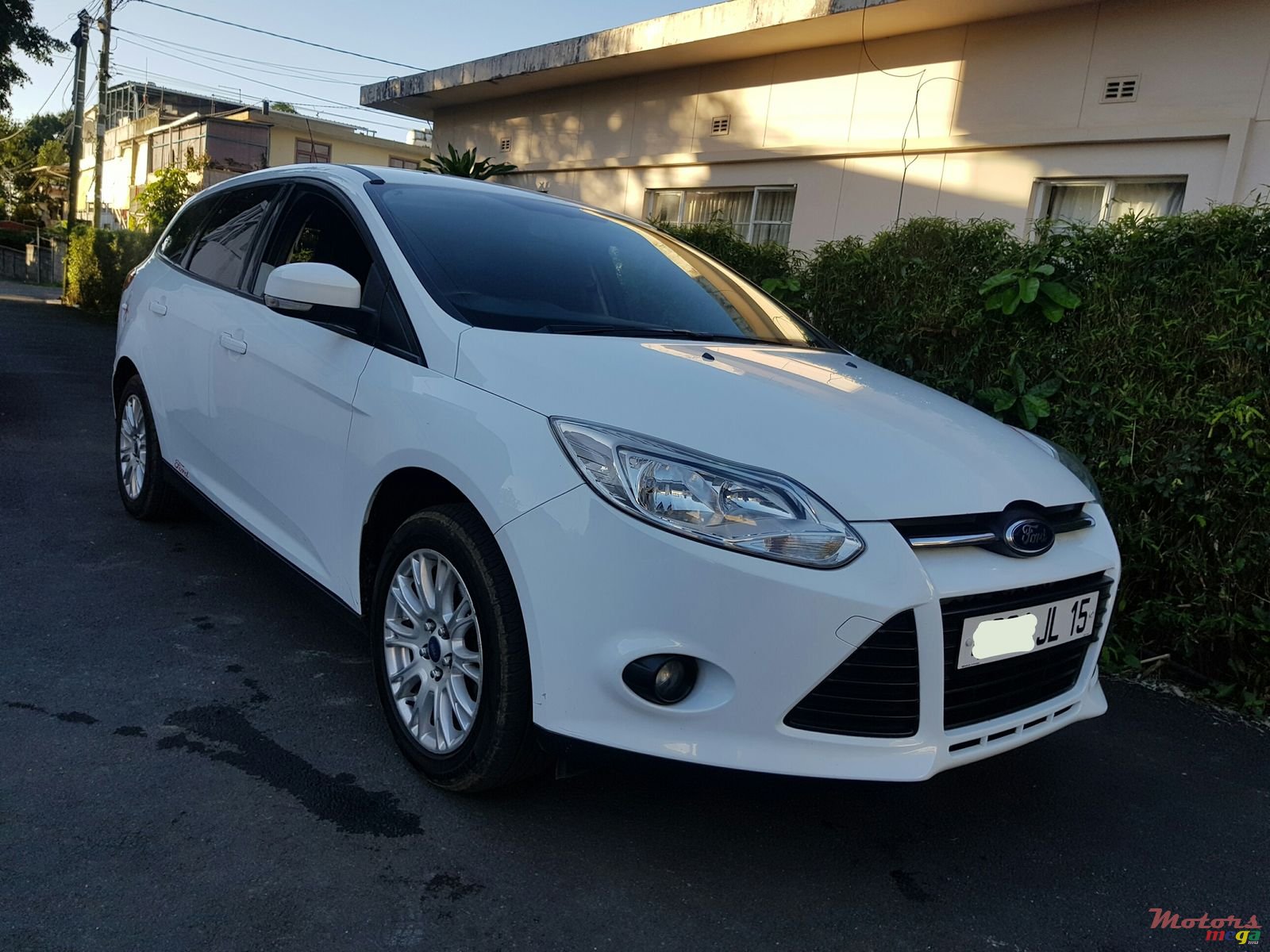 2015' Ford Focus Hatchback photo #1