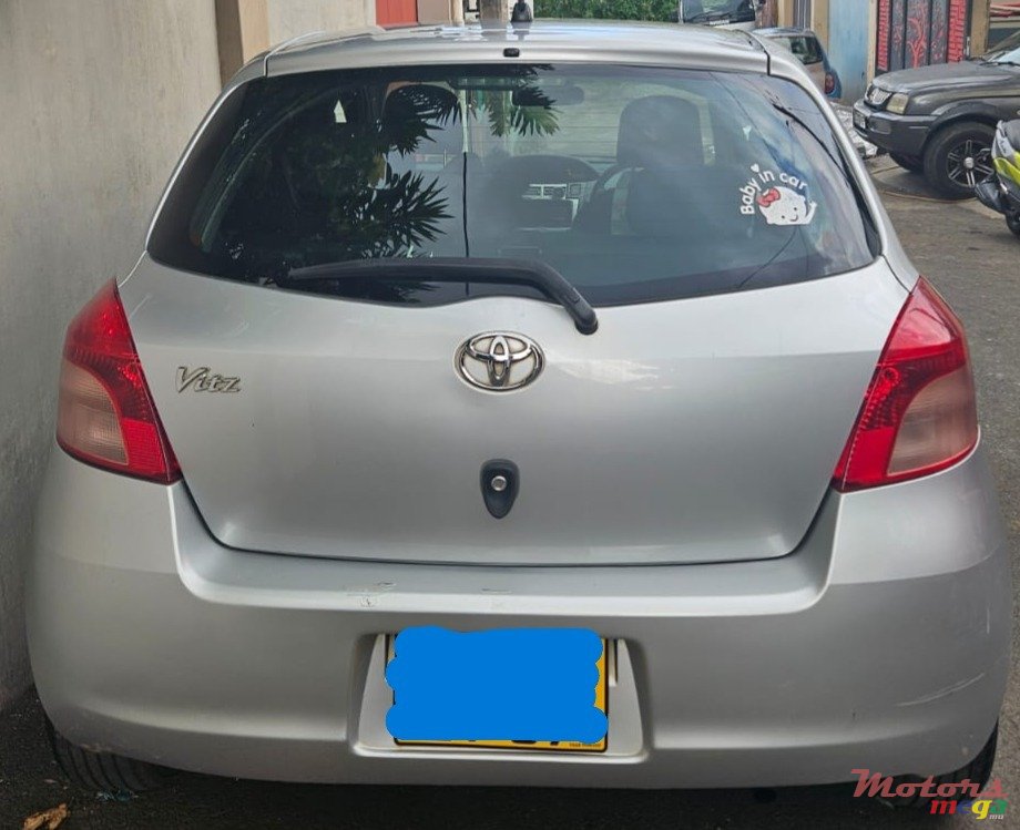 2007' Toyota Vitz photo #2