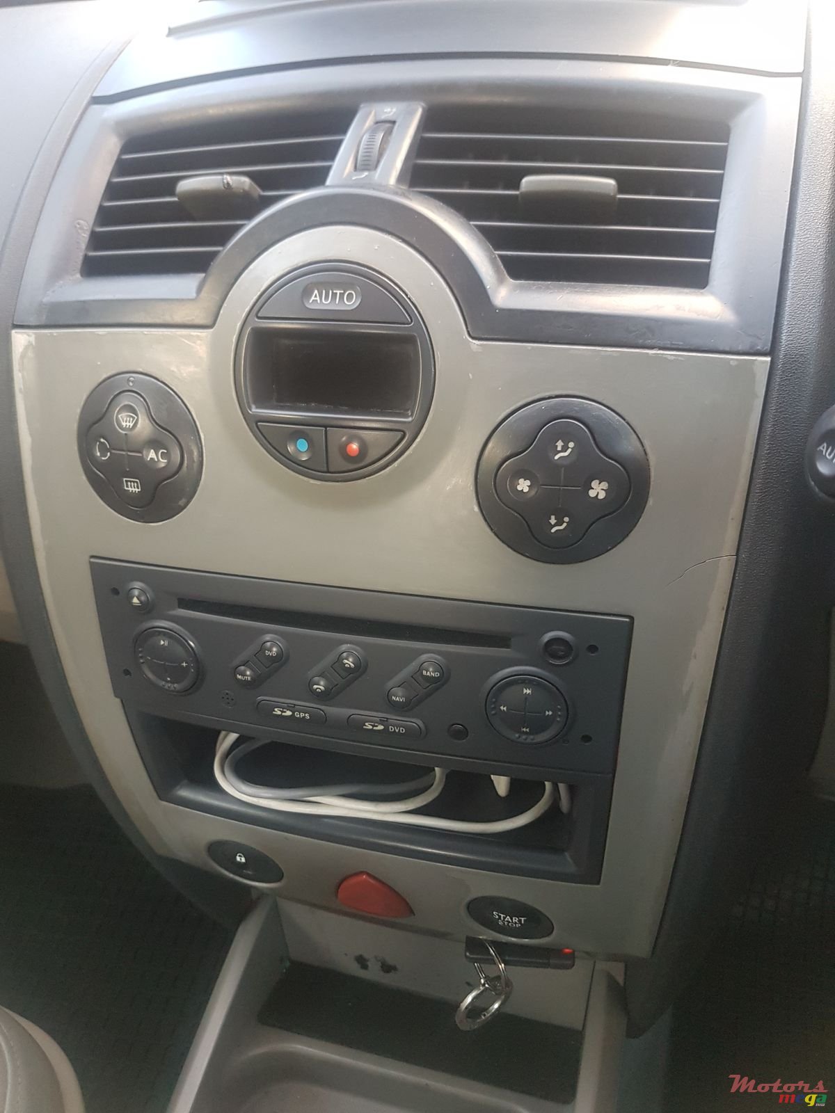 2004' Renault Megane photo #6