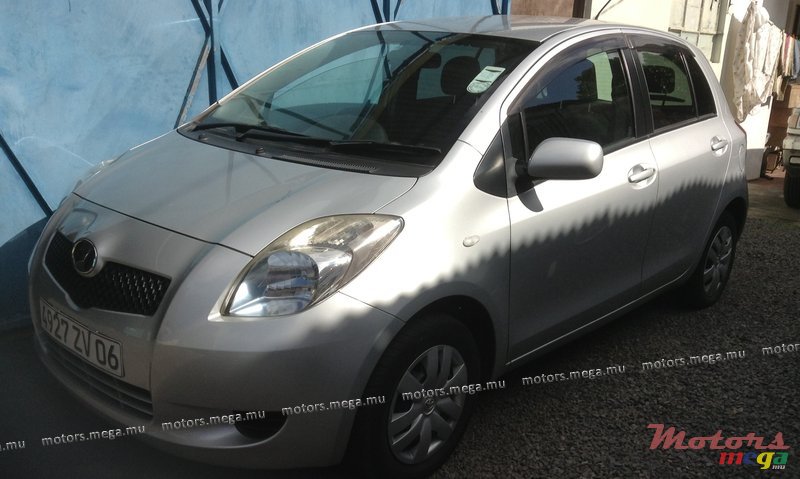 2006' Toyota Vitz photo #2