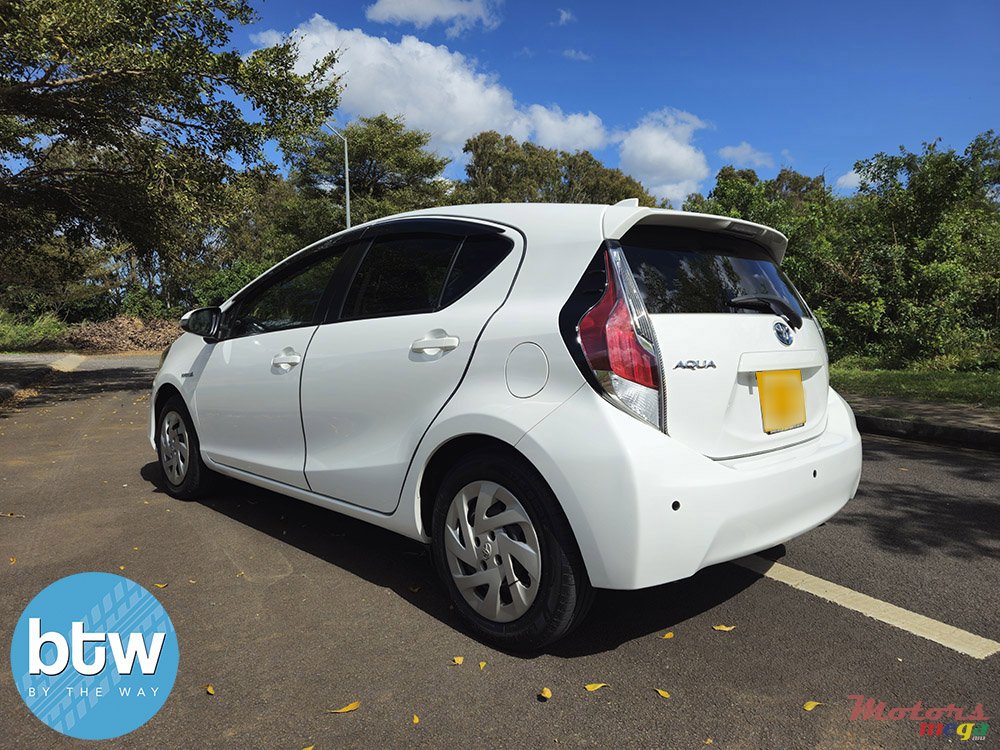 2016' Toyota Aqua photo #3