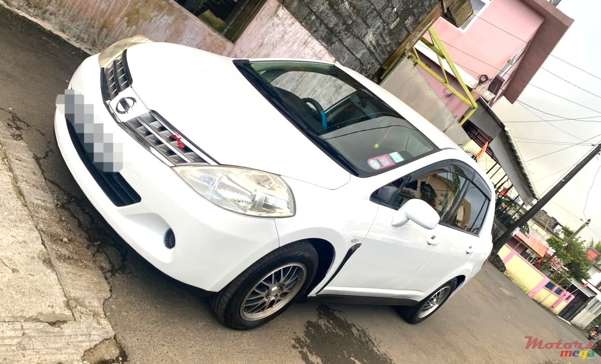 2011' Nissan Tiida photo #2