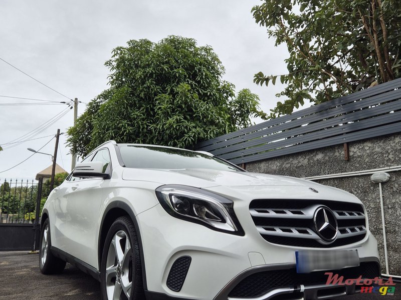 2018' Mercedes-Benz GLA 180 URBAN photo #2