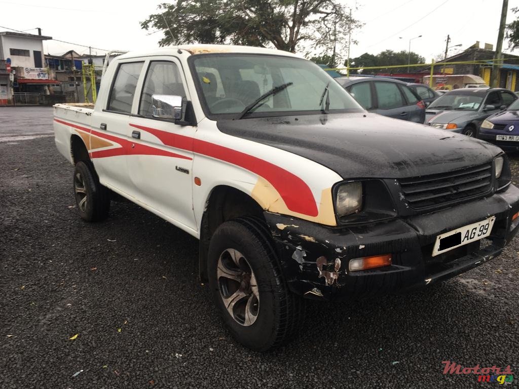 1999' Mitsubishi L 200 4x4 photo #1