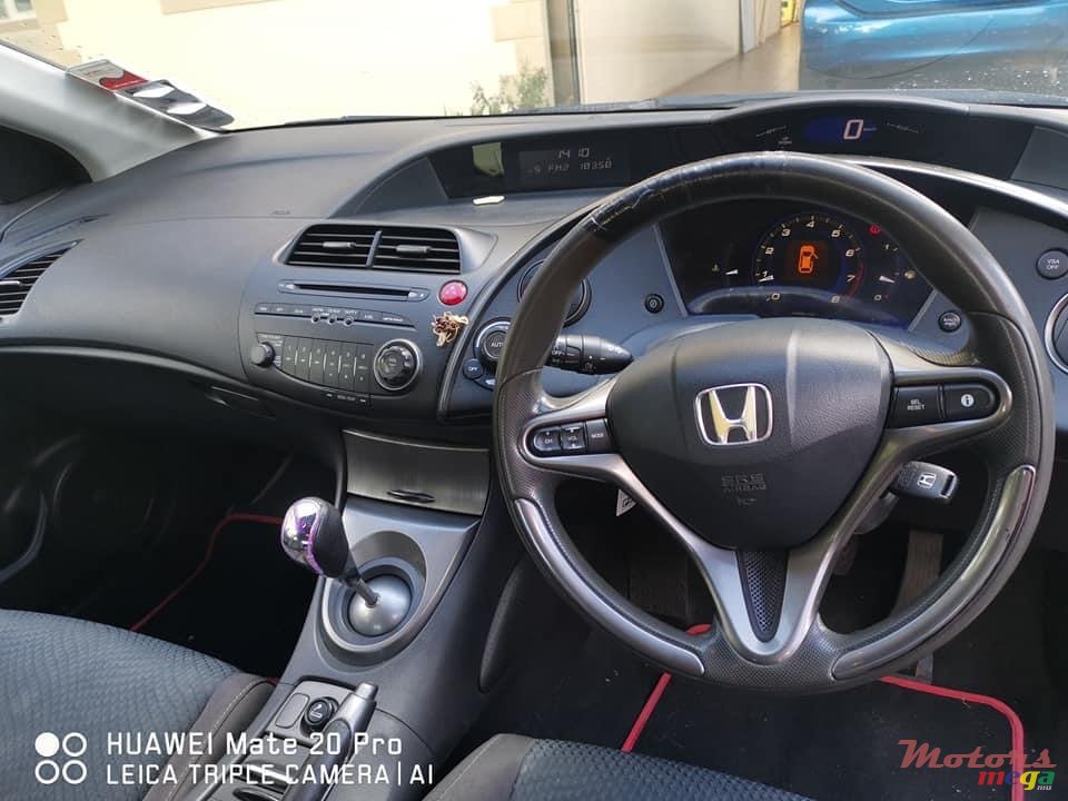 2009' Honda Civic Hatchback photo #6