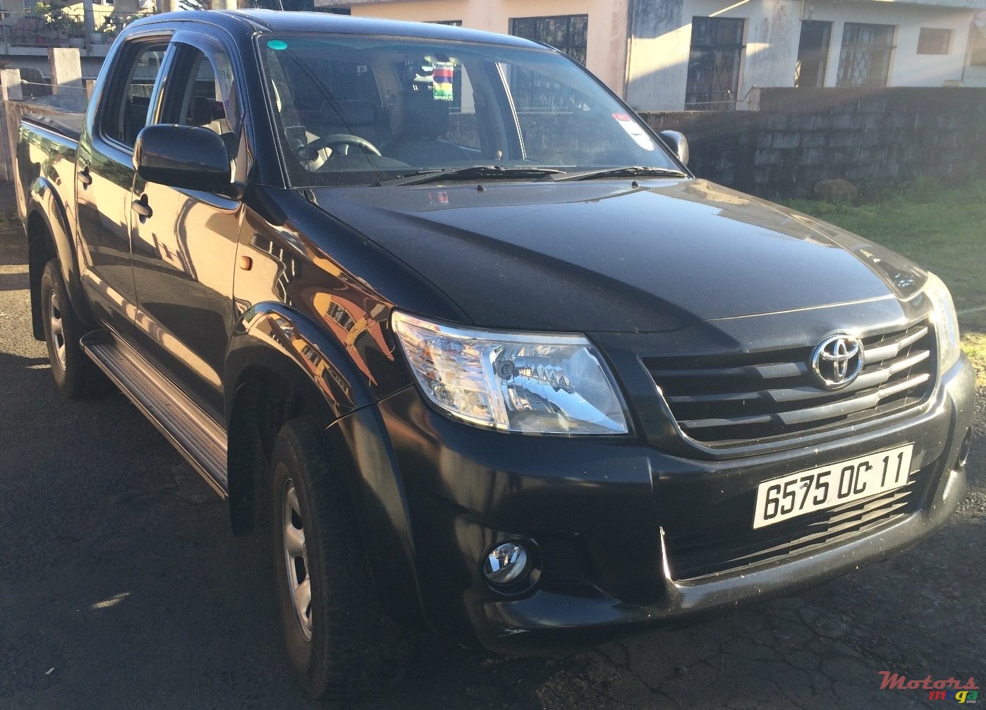 2011' Toyota Hilux photo #1