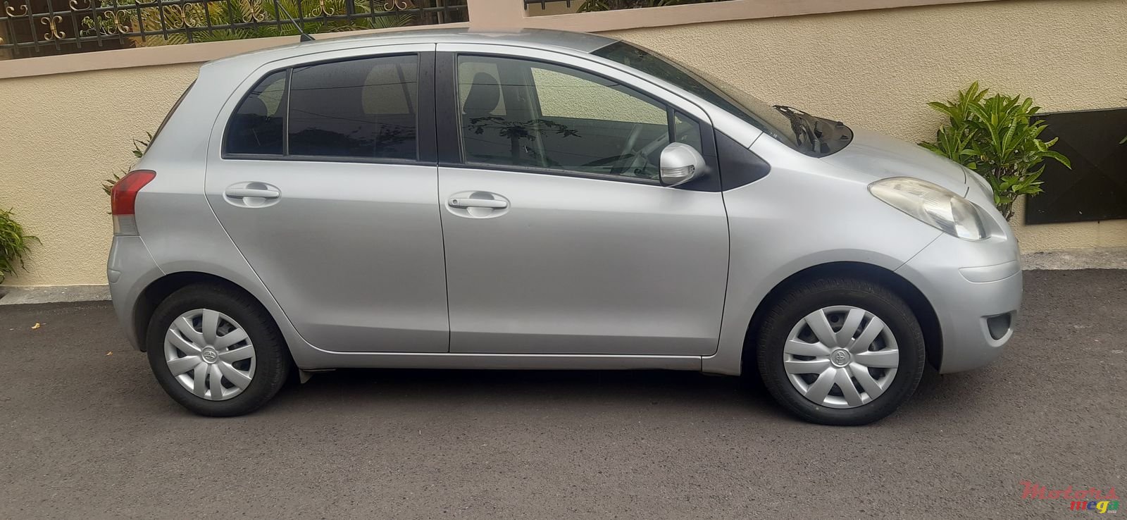 2009' Toyota Vitz photo #4