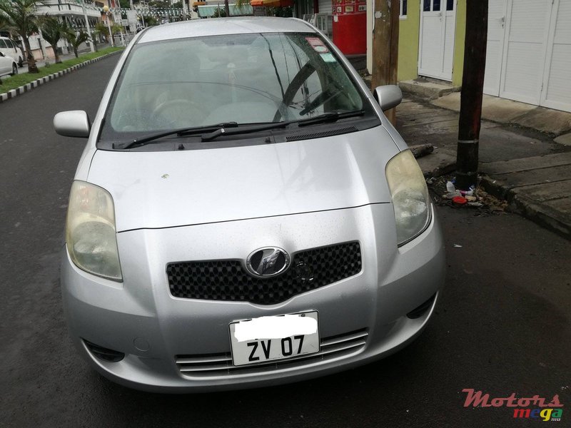 2007' Toyota Vitz photo #1