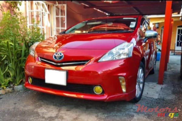 2013' Toyota Prius v photo #2