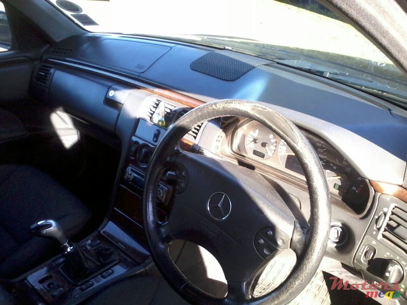 2000' Mercedes-Benz E 270 photo #4