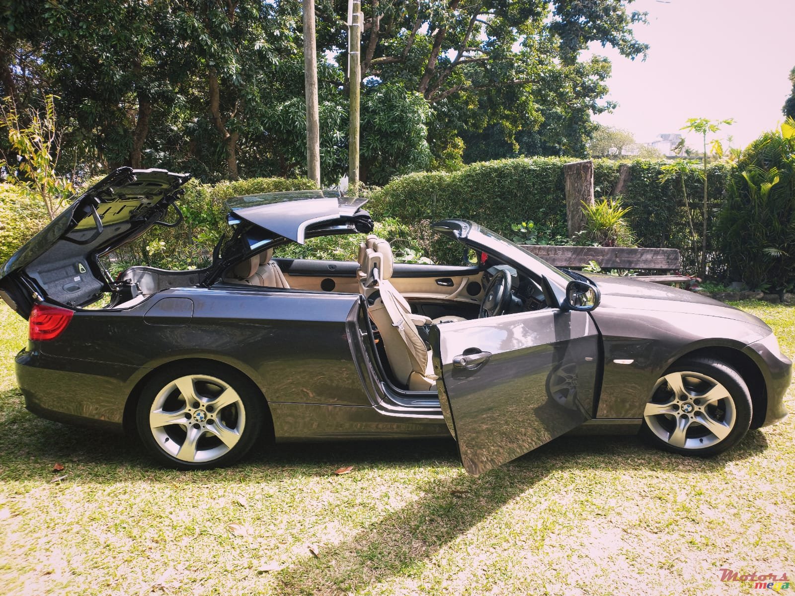 2010' BMW 3 Series Convertible E93 photo #4