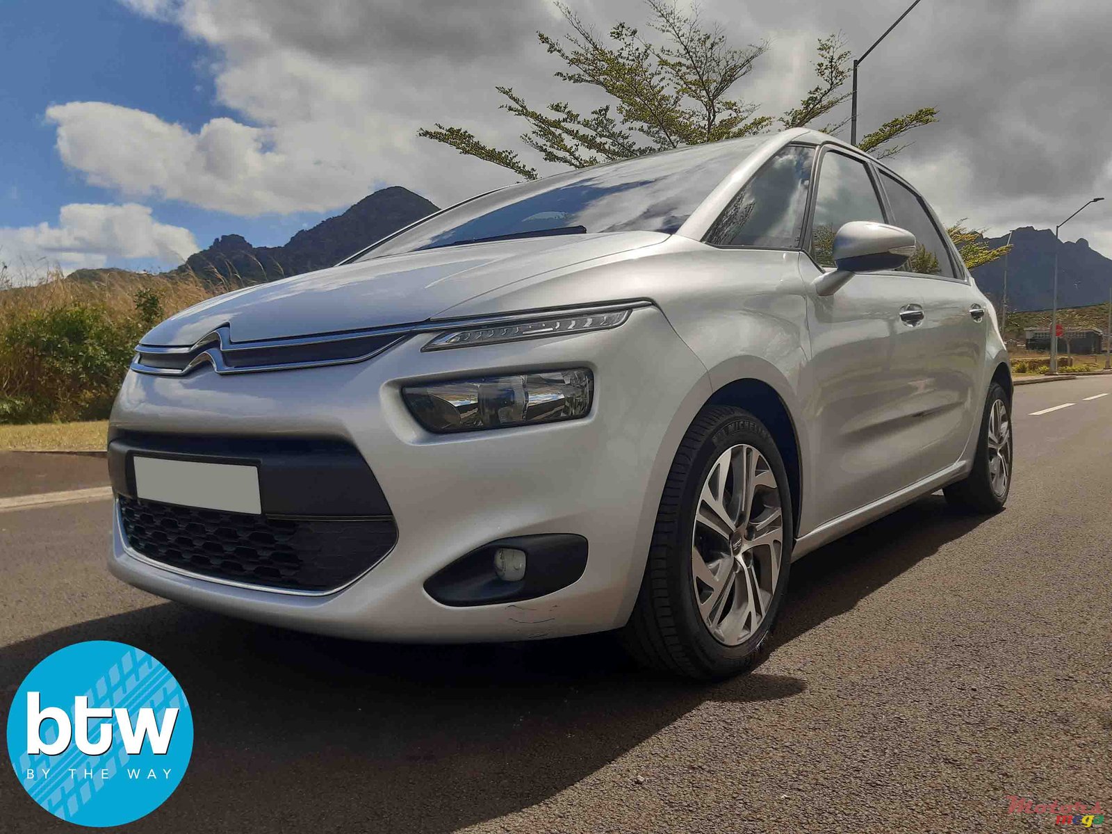 2015' Citroen C4 Picasso photo #2