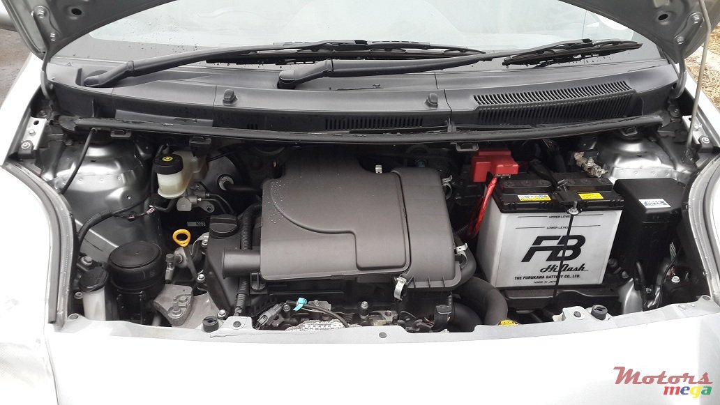 2010' Toyota Vitz photo #2