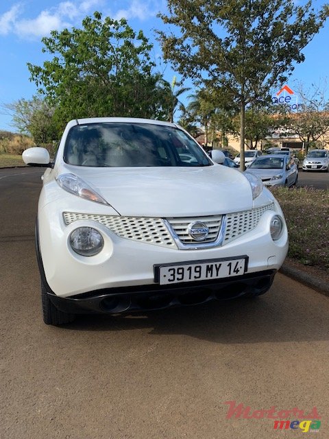 2014' Nissan Juke White Pearl, black leather photo #1