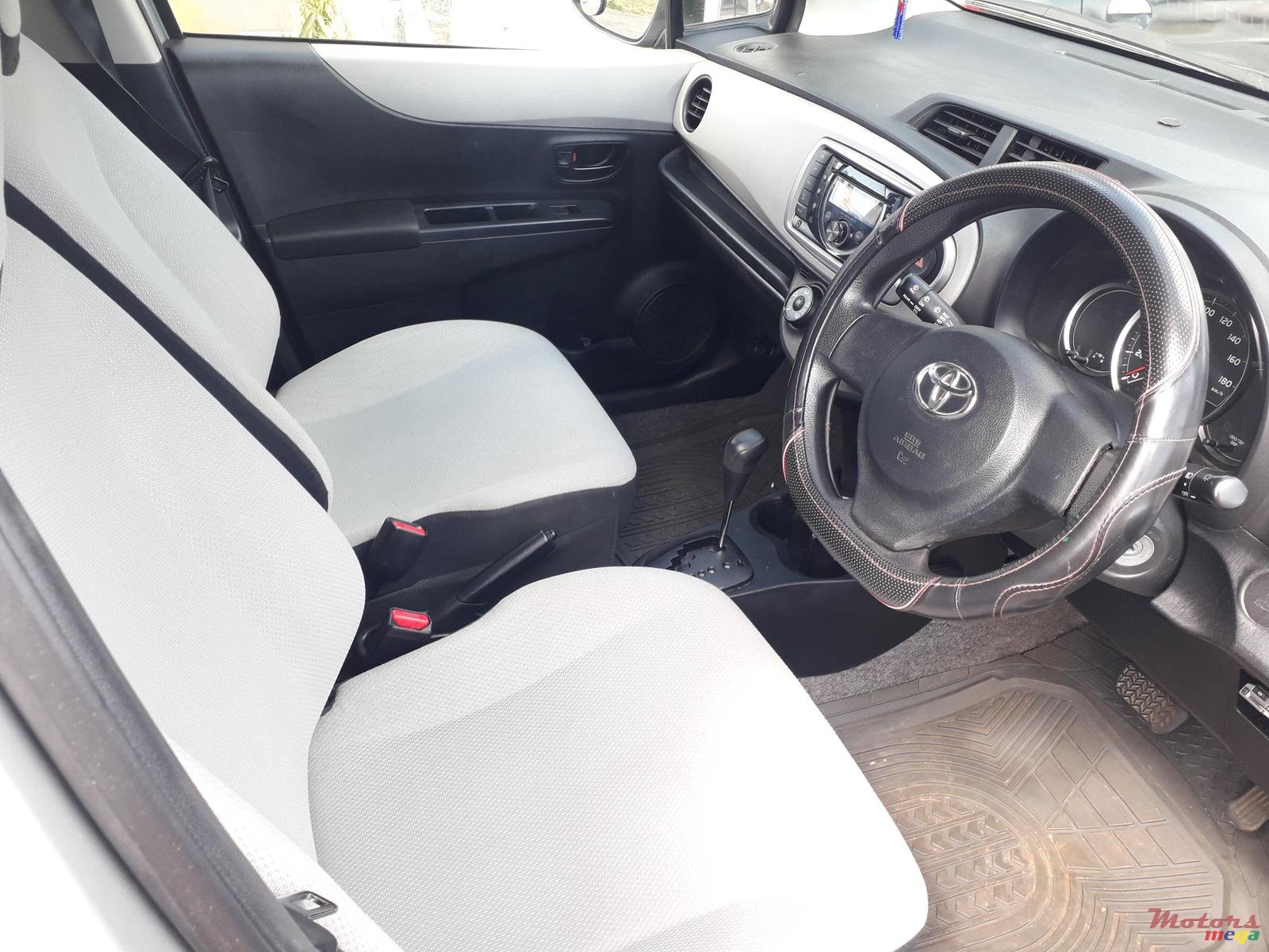 2013' Toyota Vitz 1320cc photo #3