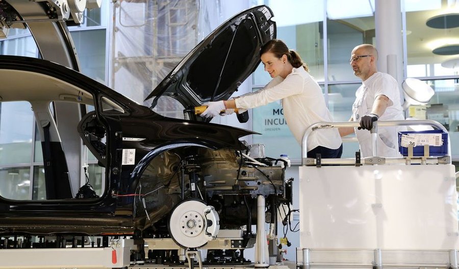 Volkswagen : les acheteurs d'e-Golf peuvent aller assembler leur auto en Allemagne
