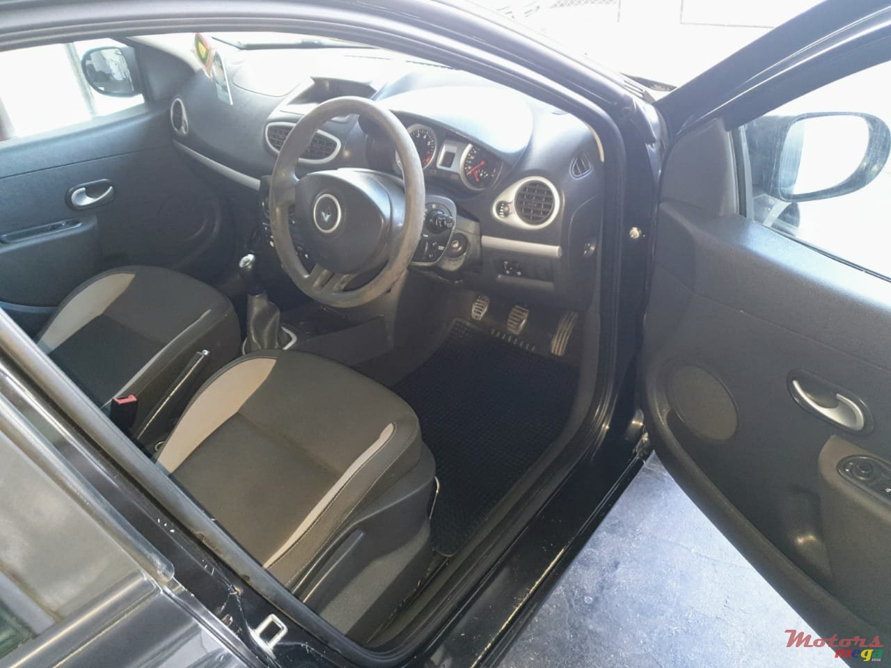 2011' Renault Clio photo #5
