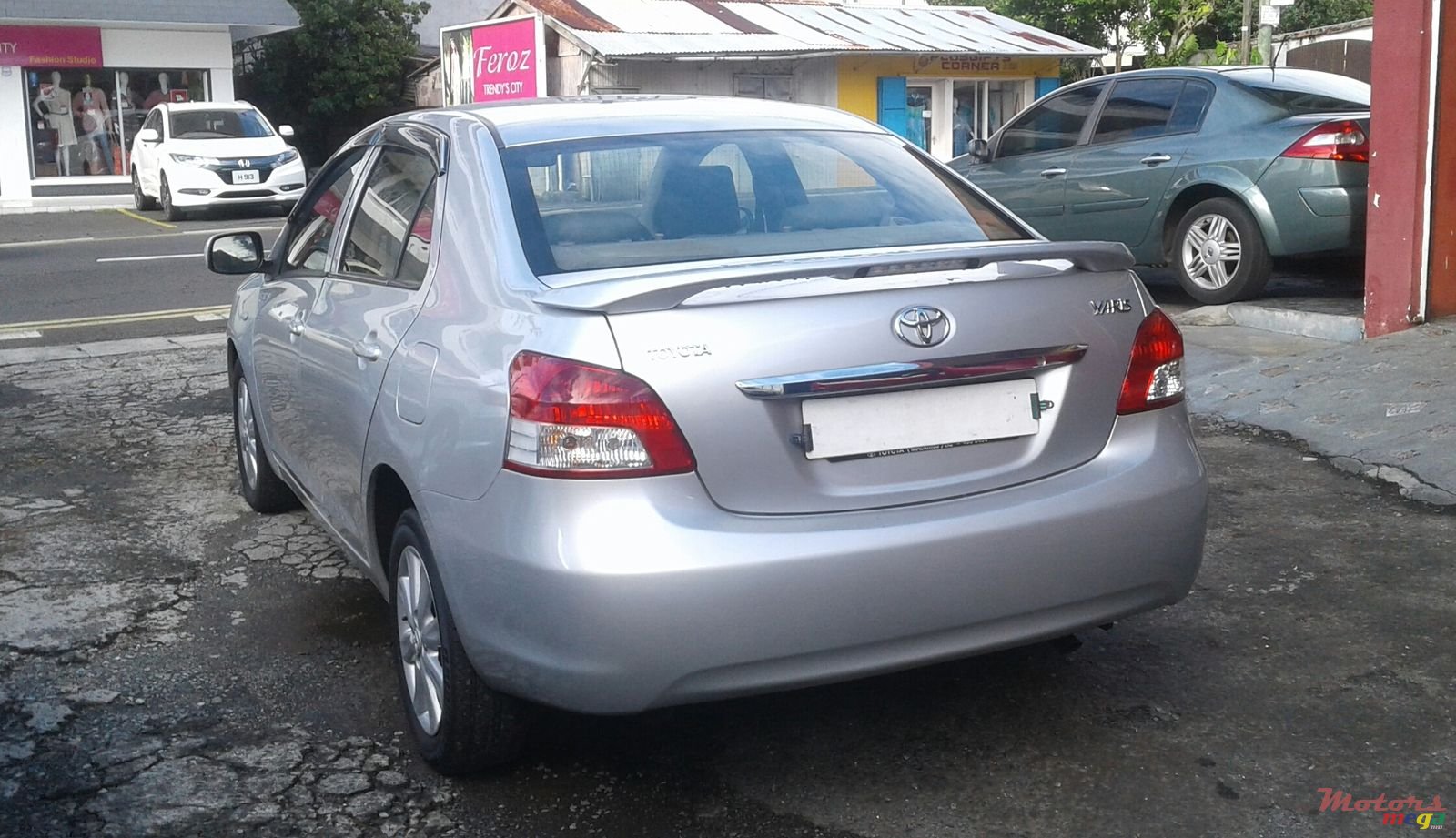 2012' Toyota Yaris photo #3