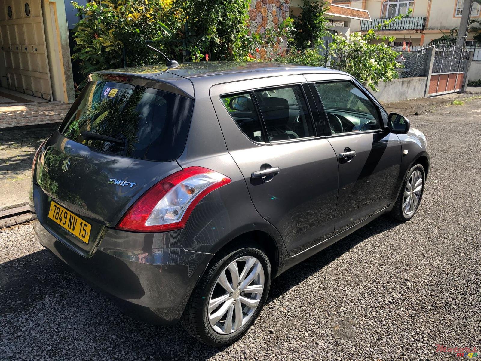 2015' Suzuki Swift photo #2