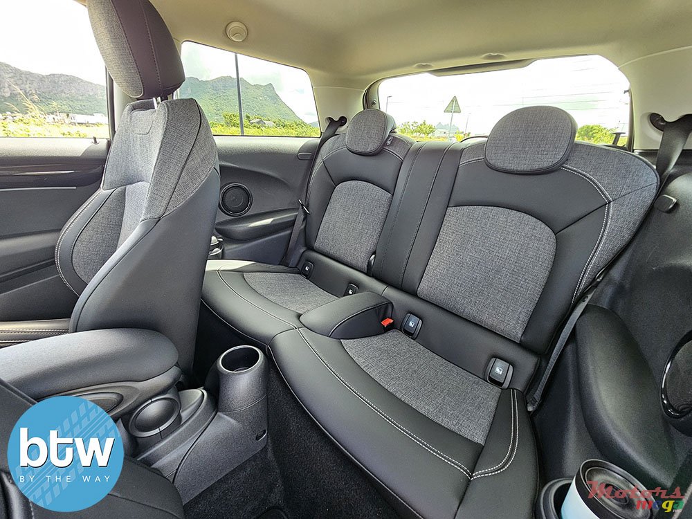 2022' MINI Cooper SE photo #7