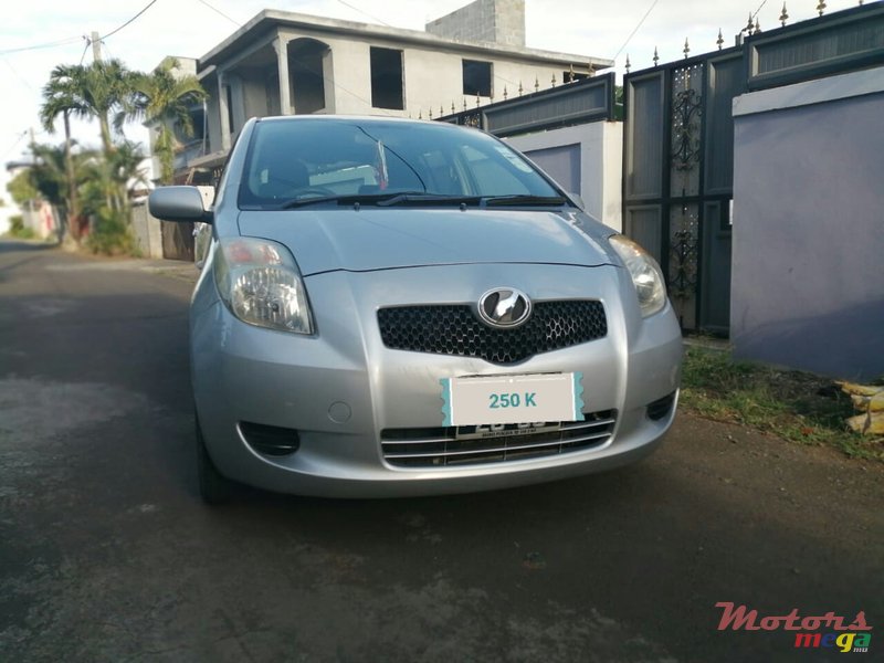 2005' Toyota Vitz photo #2