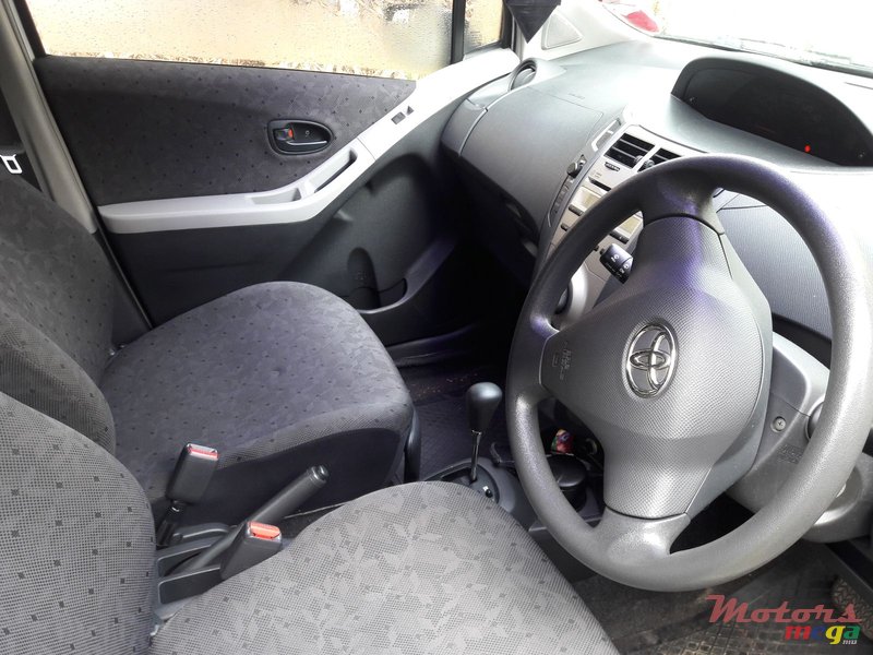 2009' Toyota Vitz Full options photo #3