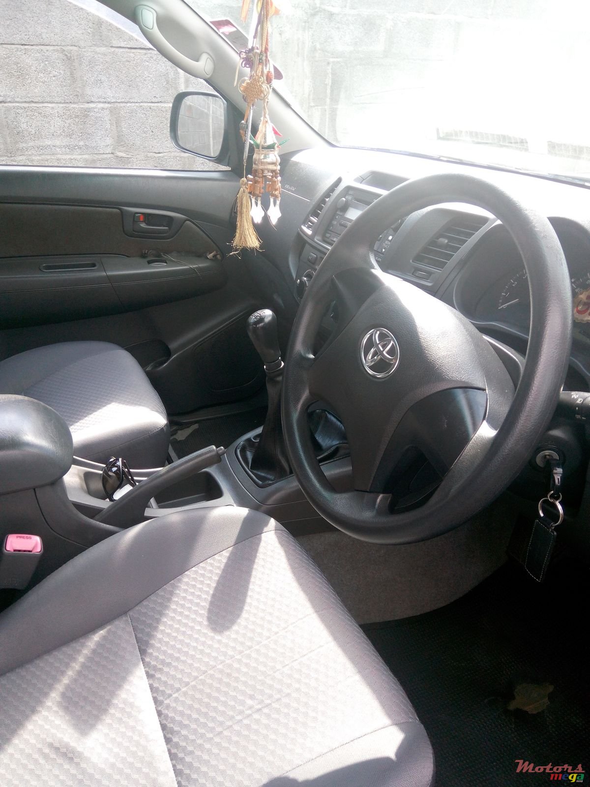 2013' Toyota Hilux photo #2