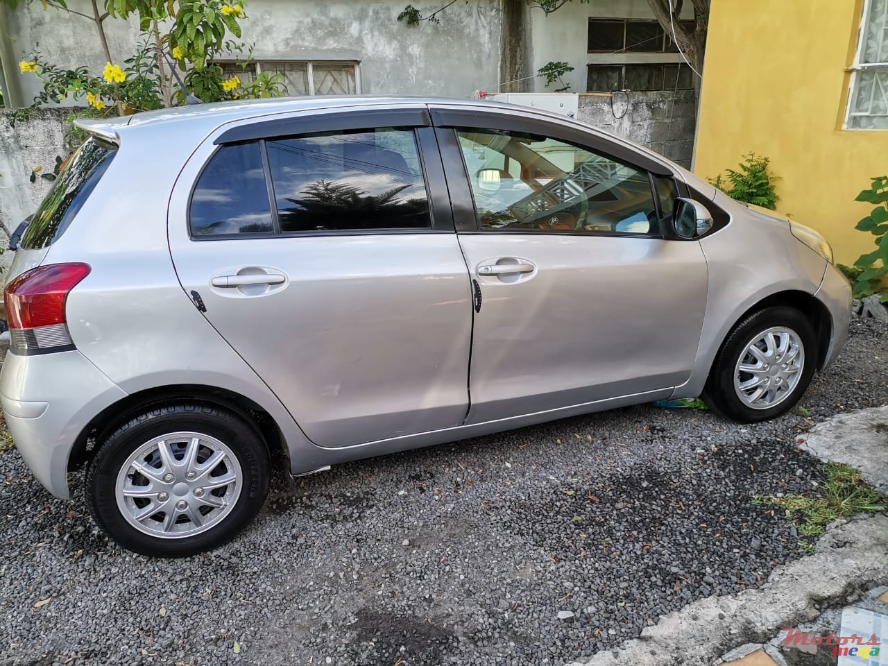 2008' Toyota Vitz photo #3