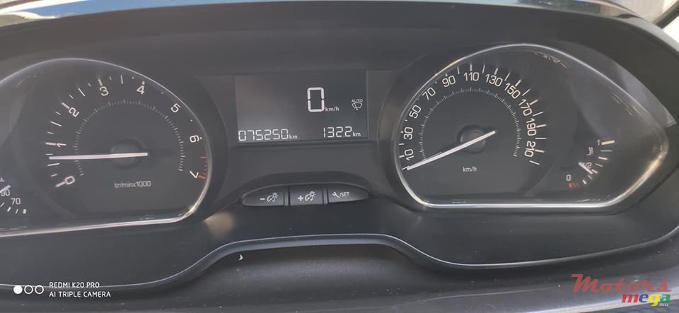 2015' Peugeot 2008 Allure photo #5