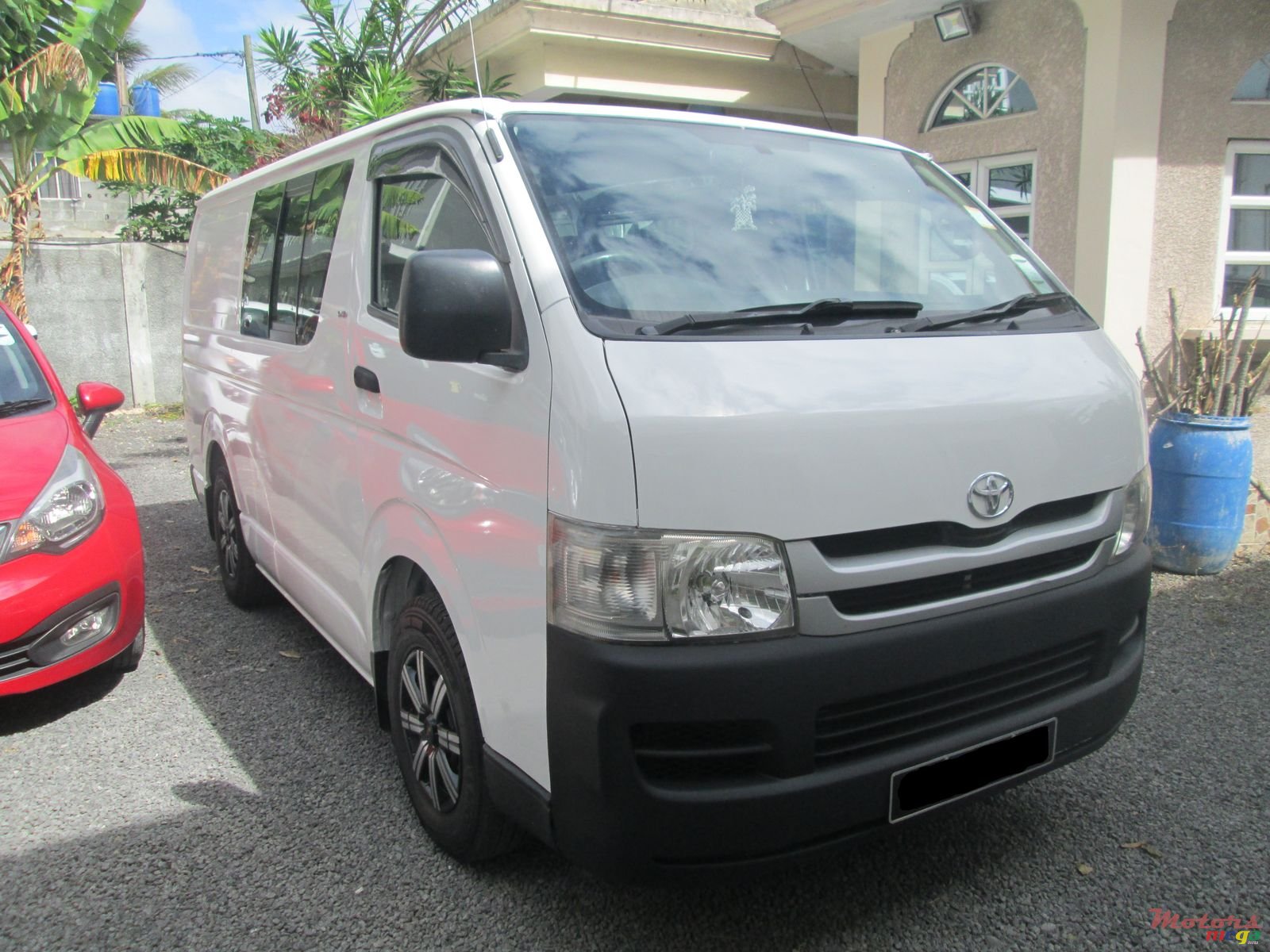 2009' Toyota Hiace photo #2